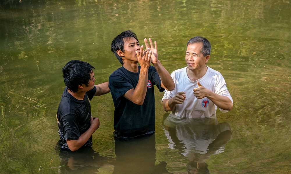 A Deaf believer prepares to be baptized.